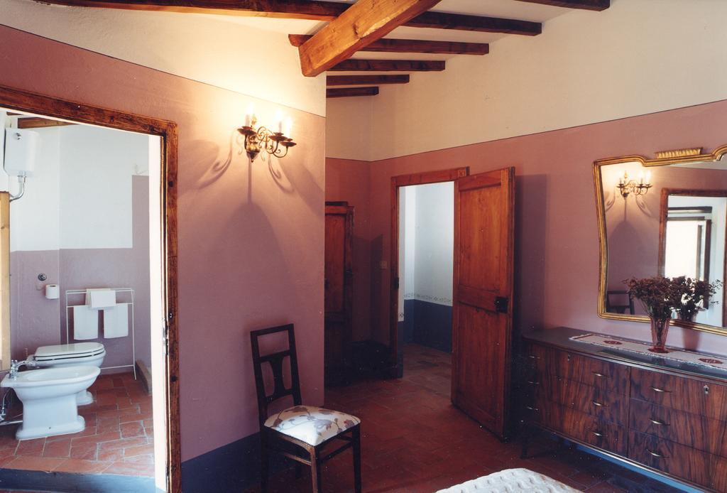 Antica Casa "Le Rondini" Bed and Breakfast Borgo a Buggiano Rum bild