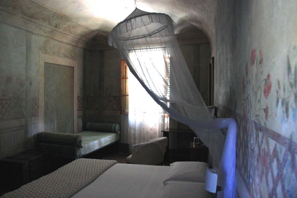 Antica Casa "Le Rondini" Bed and Breakfast Borgo a Buggiano Exteriör bild
