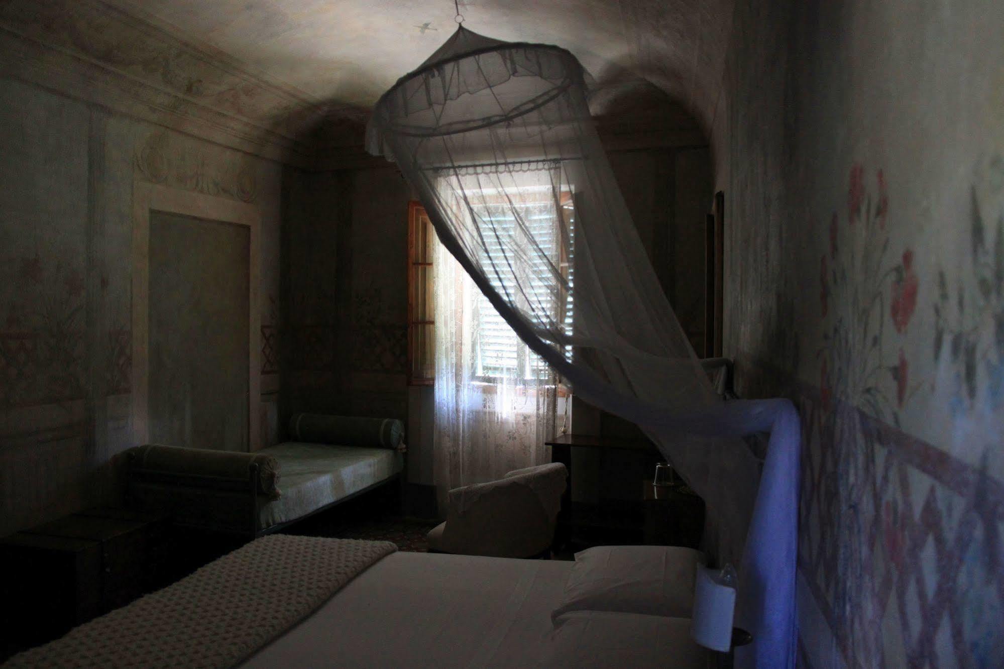 Antica Casa "Le Rondini" Bed and Breakfast Borgo a Buggiano Exteriör bild